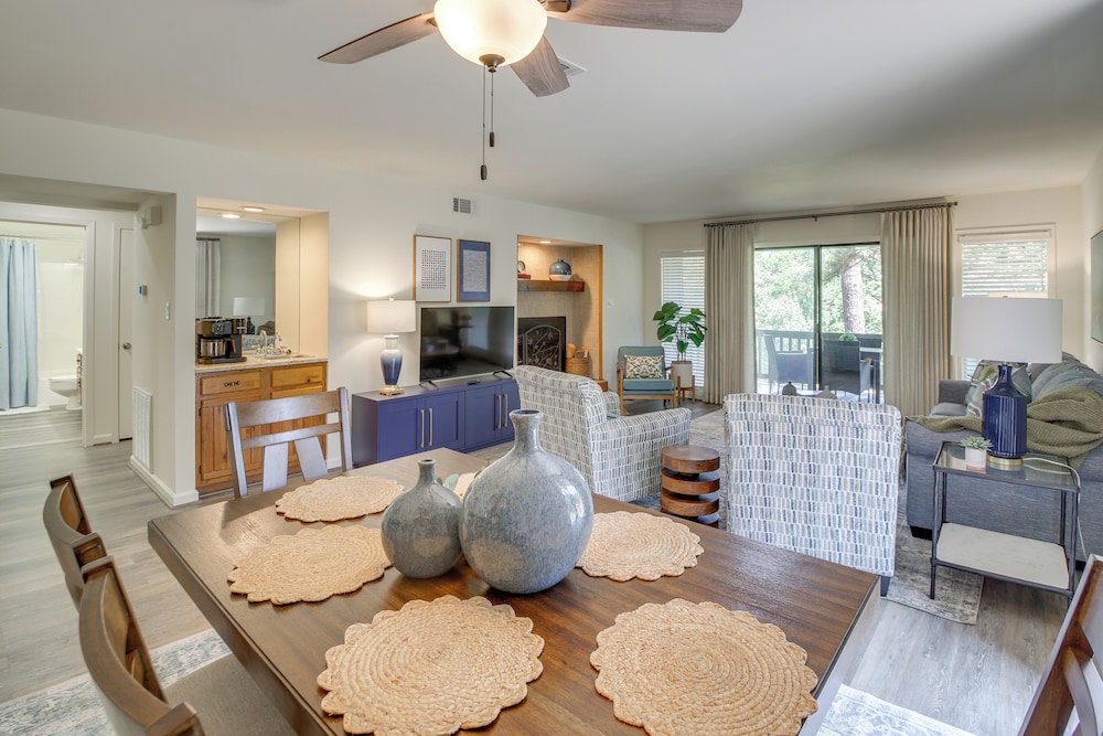 1 Mi to Boating: Pool-view Haven in Lake Hamilton!