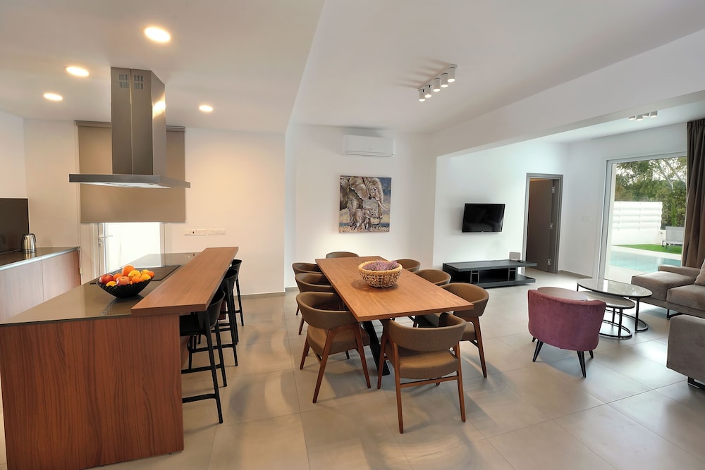 Sun & Moon Luxury 4-bedroom Villa