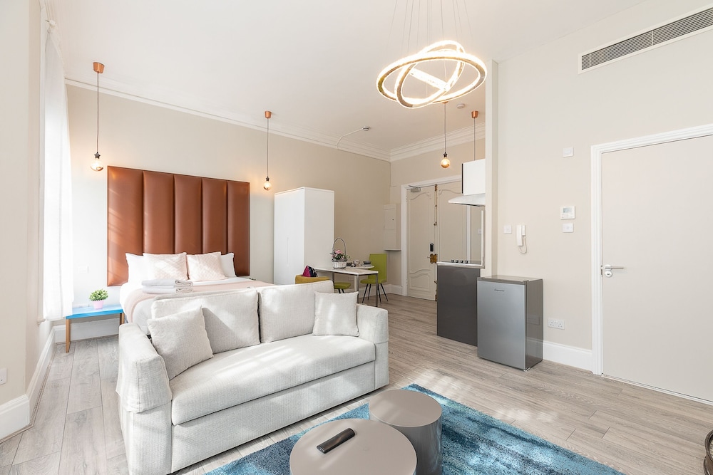 Luxurious Air Conditioned Apt High Street Kensington