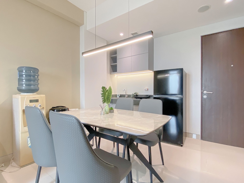 Modern Look And Cozy 2Br Apartment Transpark Cibubur
