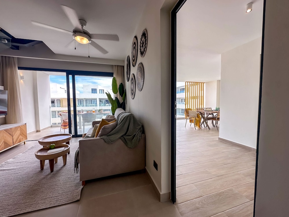 4 Bedroom Beach Penthouse w Private Rooftop