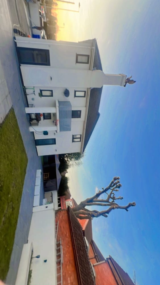 House - Sleeps 16, Parking, Pets Allowed & Jacuzzi