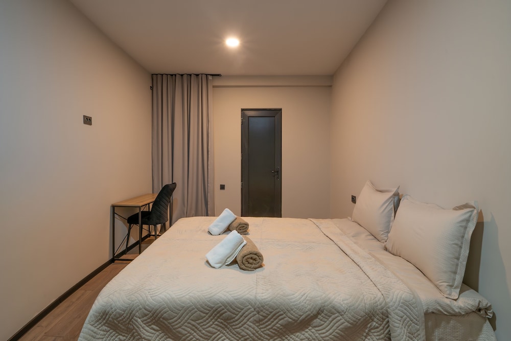 Niabi 4BDR Apartments with billiards
