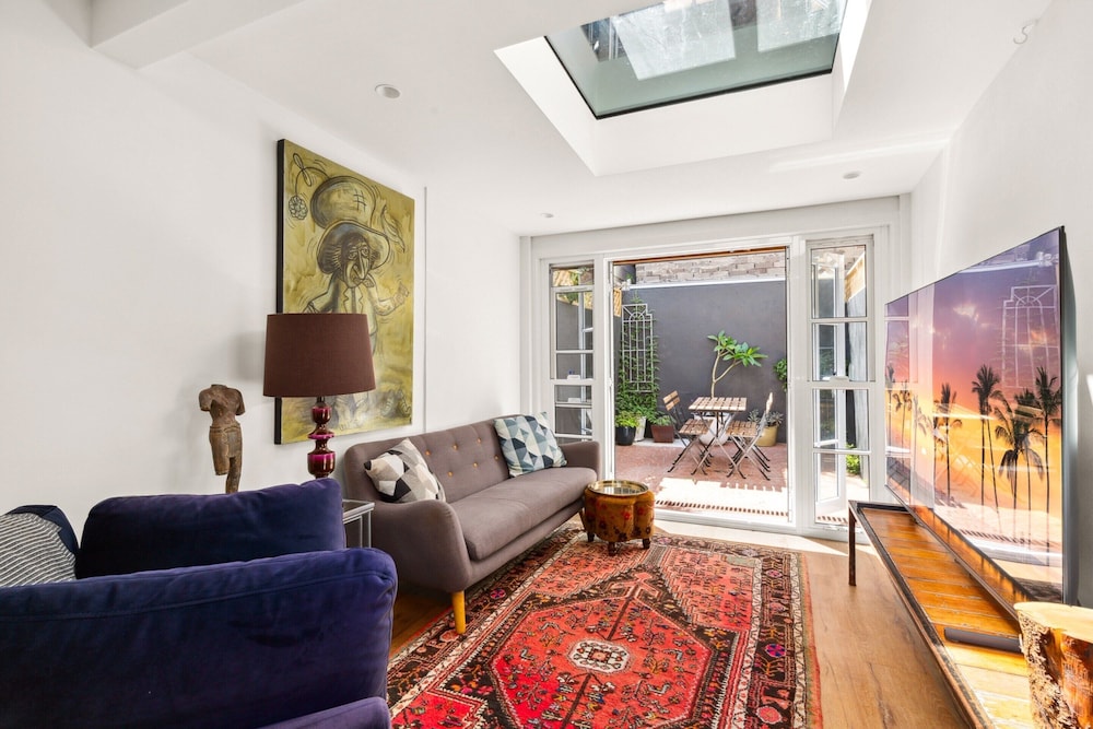 Stylish Inner-city Terrace Home With Rooftop Deck