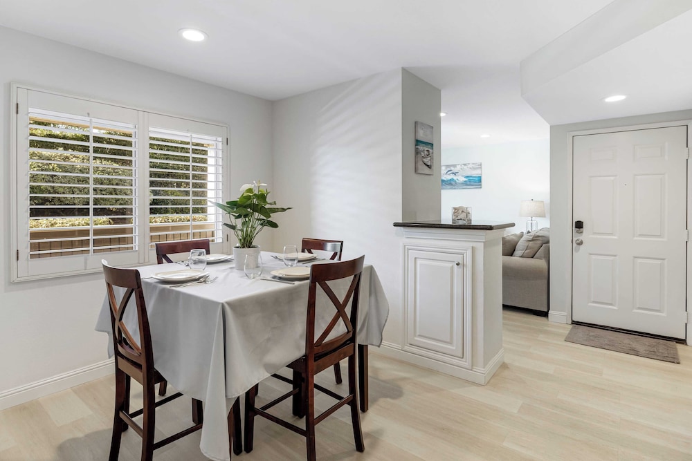 Walk to Beach Pool, Hot Tub, Private Patio, Parking Seabreeze Retreat