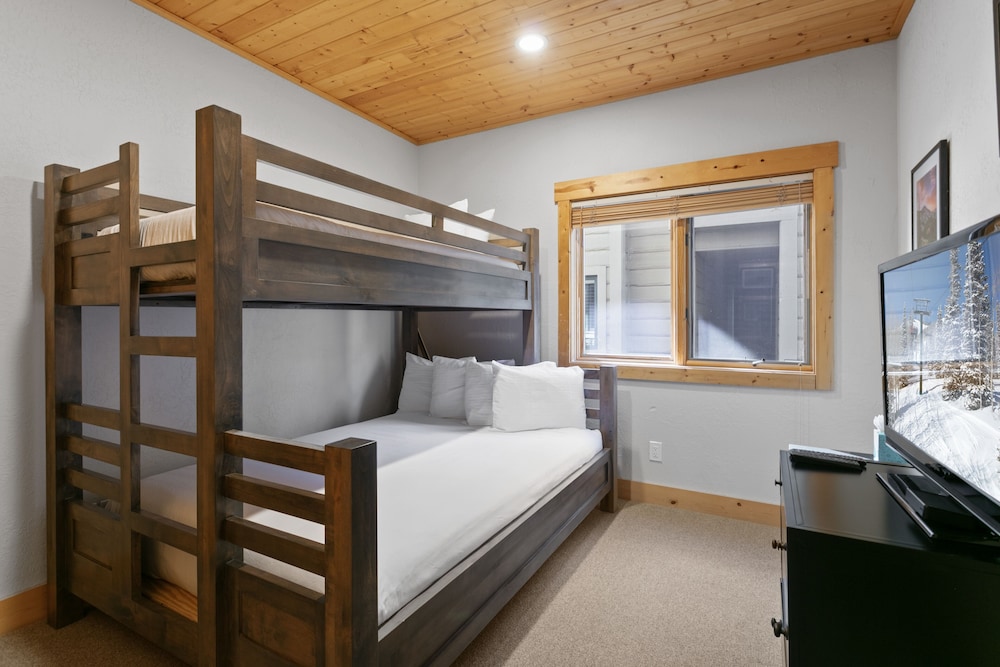 Bristlecone at Deer Valley Resort - Three Bedroom Condo with Hot Tub #201 3 Condo