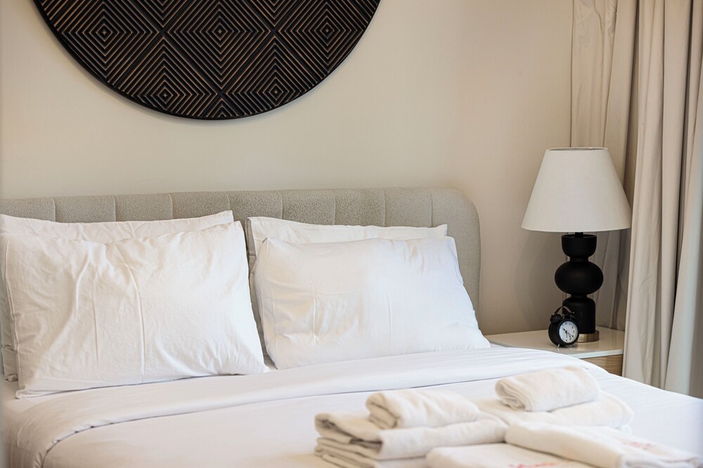 Relaxing & Bright 1BR in JVC