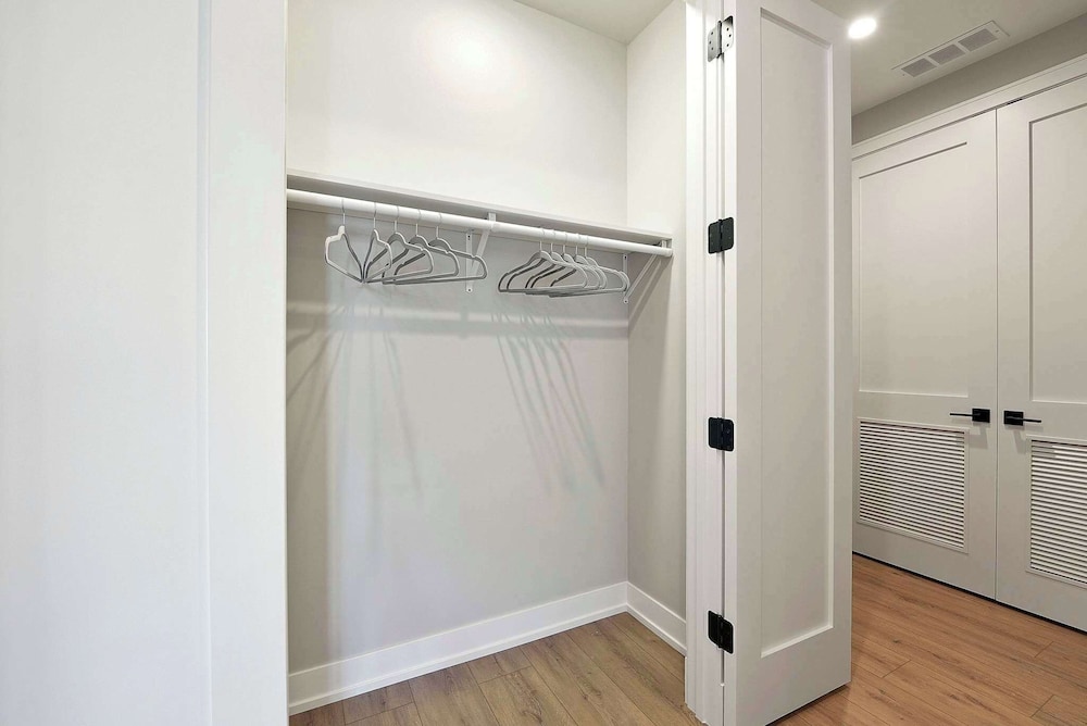 Modern 2br2ba Condo Free Parking and Balcony