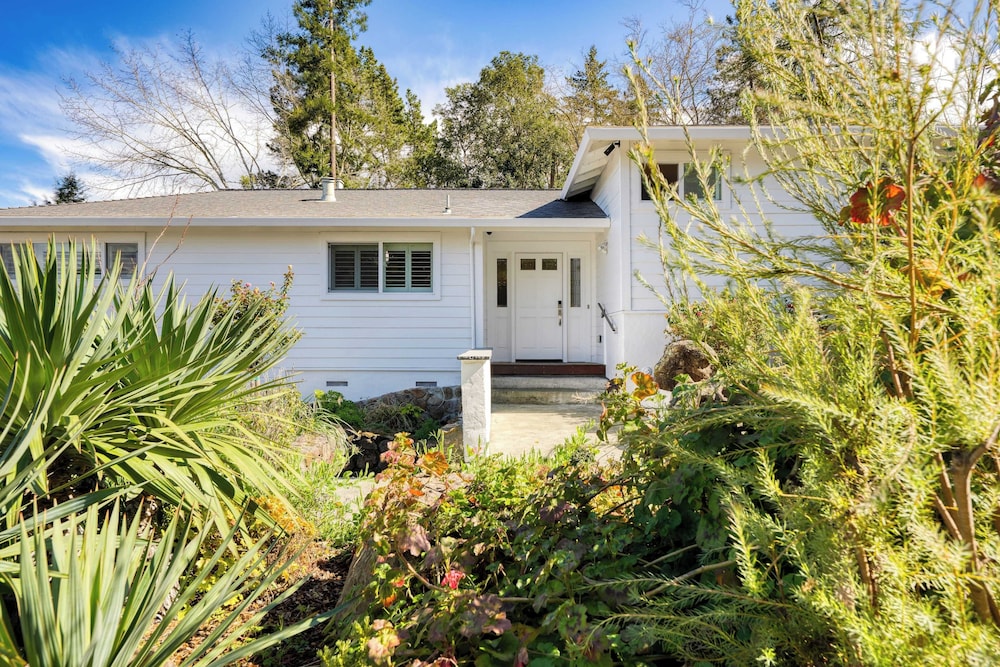 Modern Sonoma Stay w/ Spacious Deck, Views & Prime Location Bennett