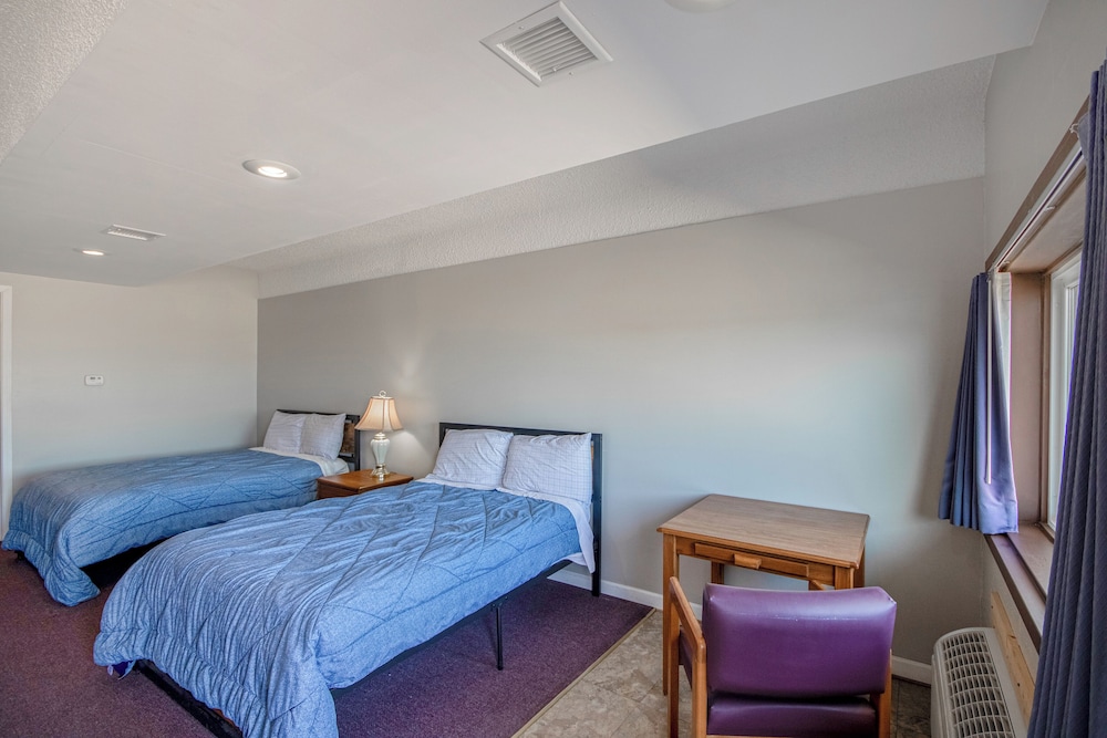 OYO Crossroads Inn