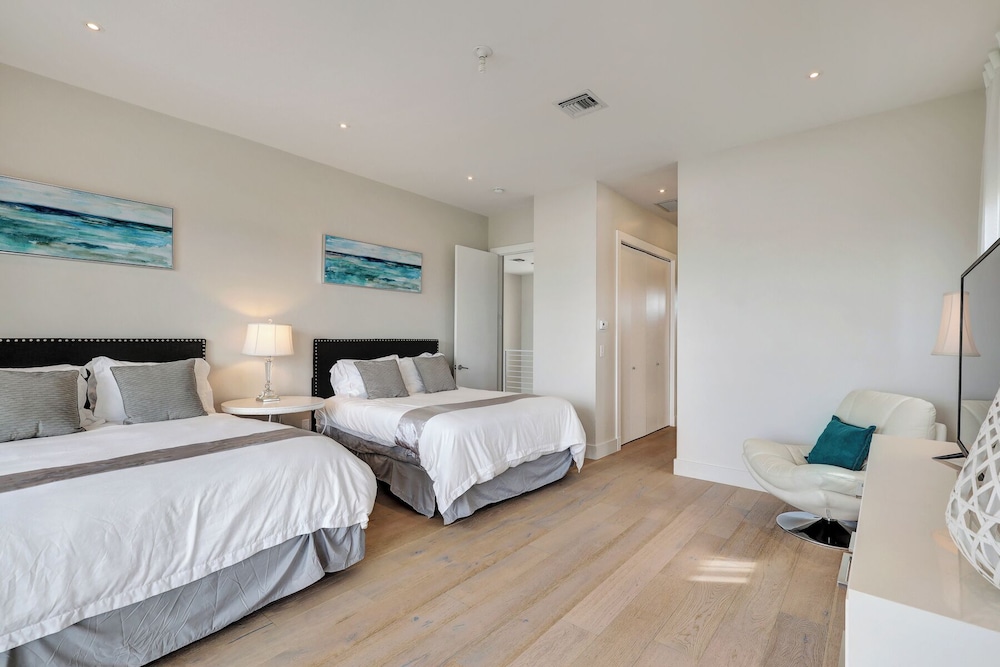 Luxurious Beach Retreat w/ Heated Pool&basketball
