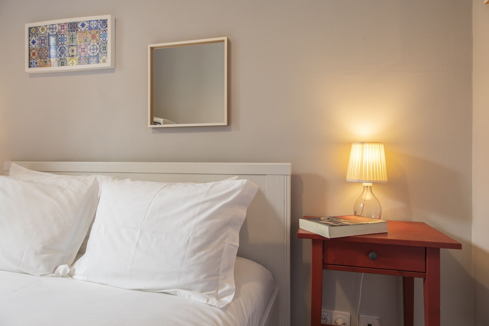 Trendy & Lightful Apartment view 5