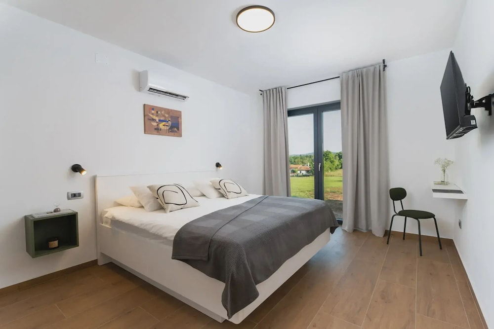 Photinia in Labin With 3 Bedrooms and 1 Bathrooms