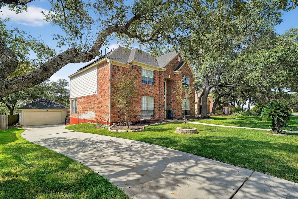 San Antonio Oasis Hot Tub & Pool Access 4 Bedroom Home
