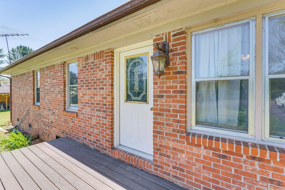 5 Mi to Chatuge Lake: Hayesville Hideaway!