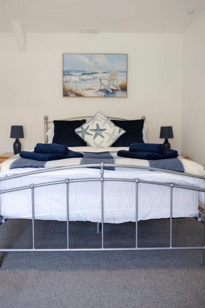 4 Guests - Pet Friendly - Fireplace - Parking
