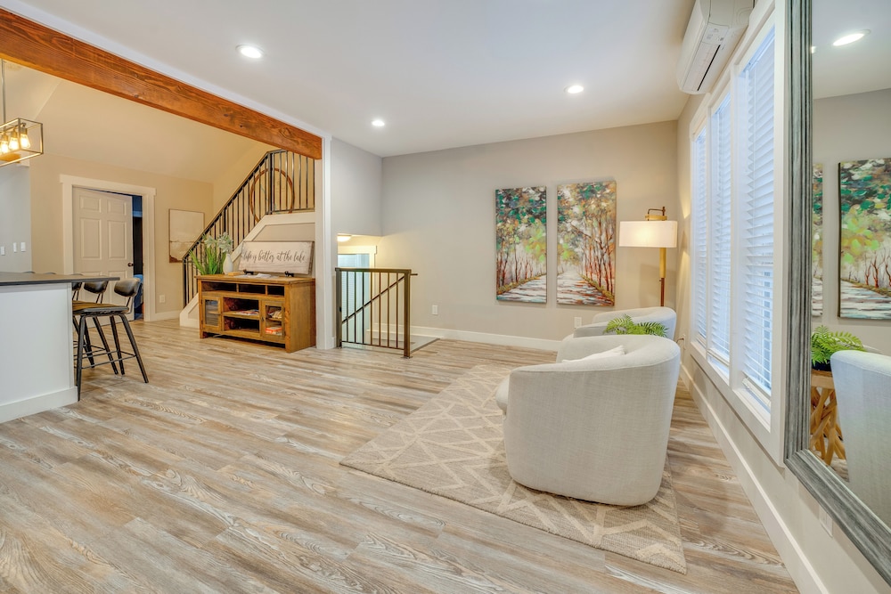 2 Blocks to Downton Chelan: Home w/ Hot Tub!