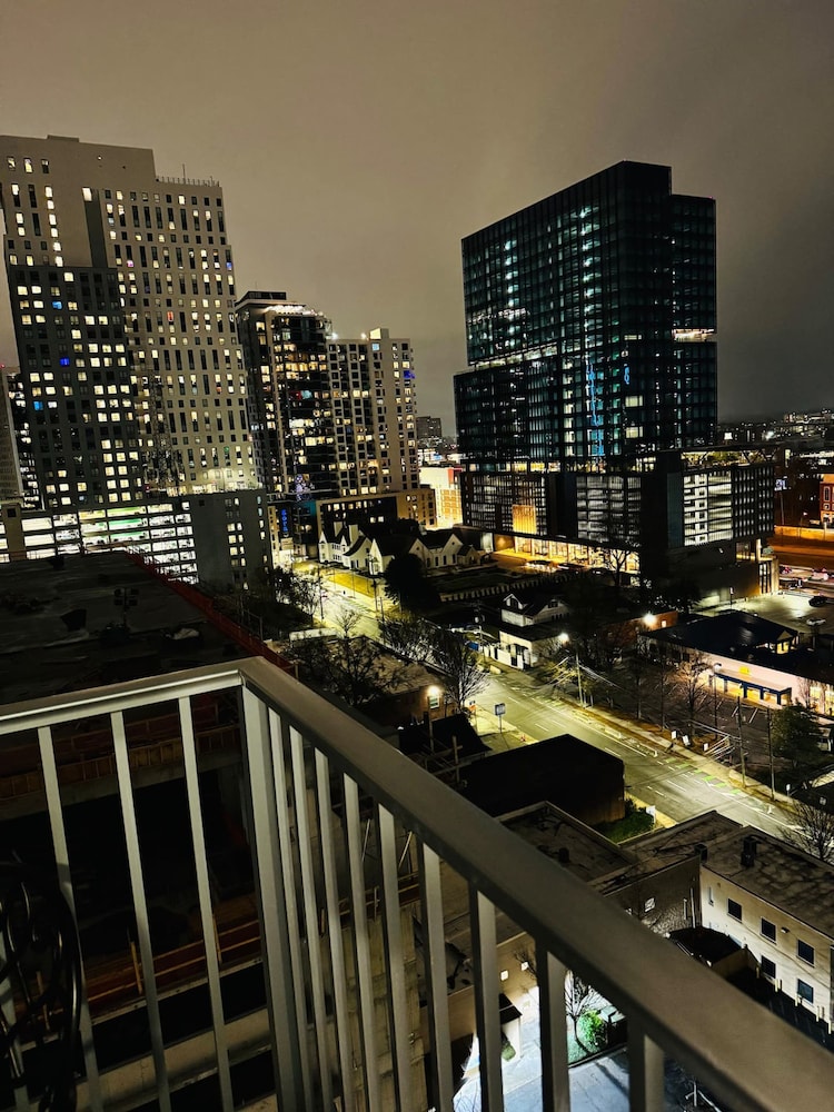 Highrise Balcony Rooftop Pool Gym Free Parking