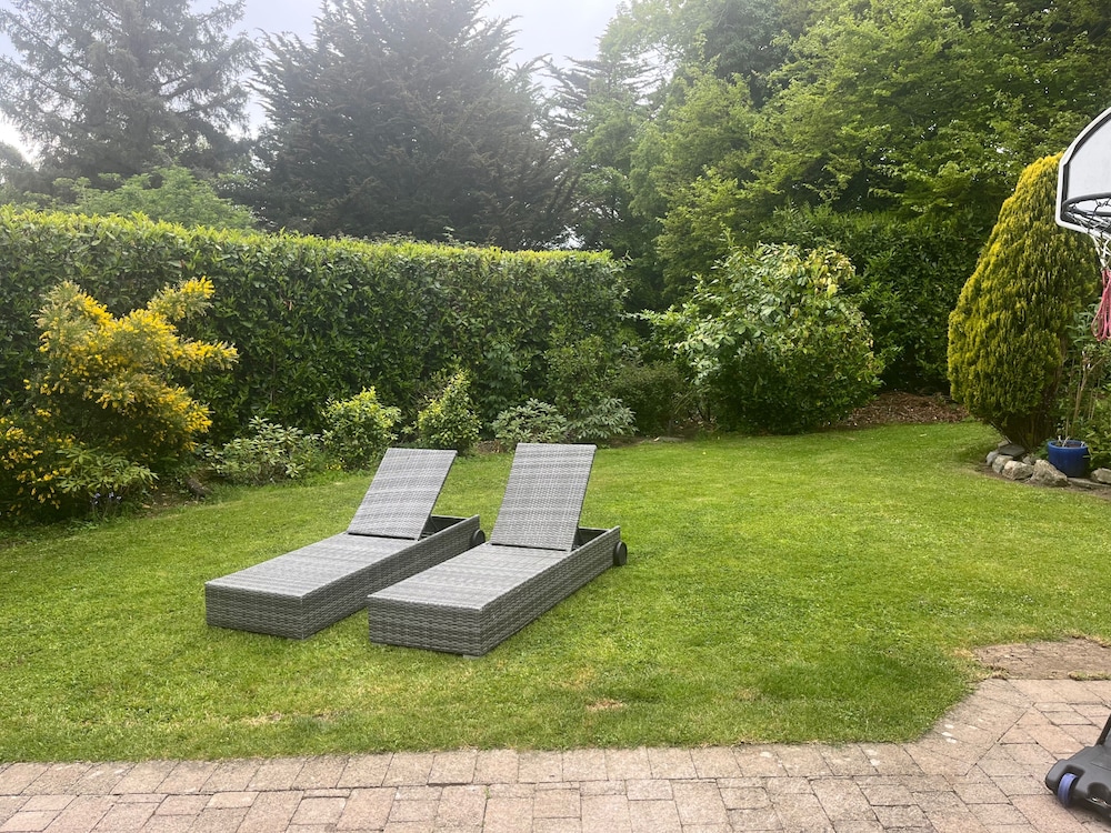 Spacious 5-bed House - Garden, Parking & Bbq