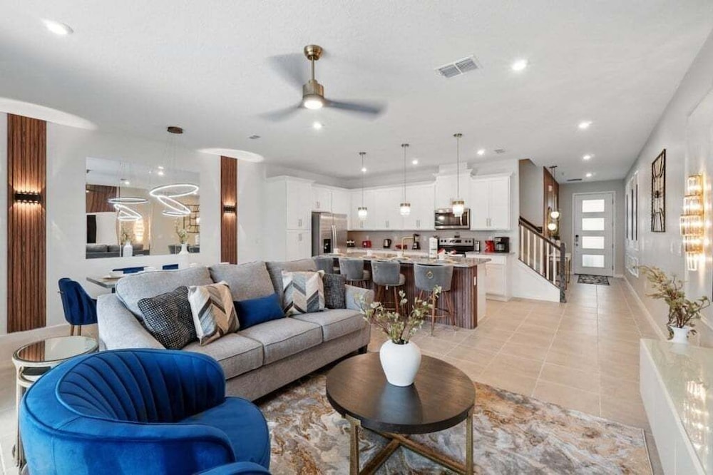 Beautiful Chic Radiance Home With Pool 5 Bedroom Townhouse