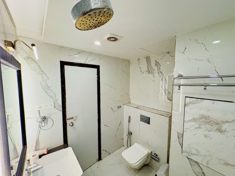The Bay Suites Puri With Sea View