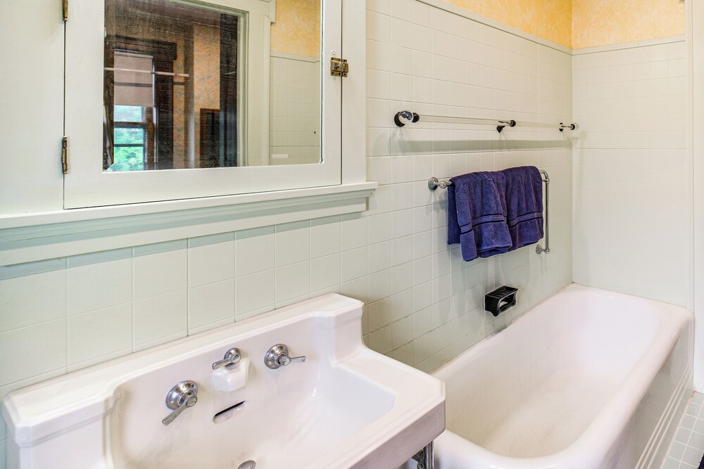 2 Mi to Lake Erie: Spacious Retreat Near Cafes!