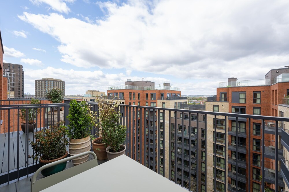 Stylish City Flat With Private Balcony
