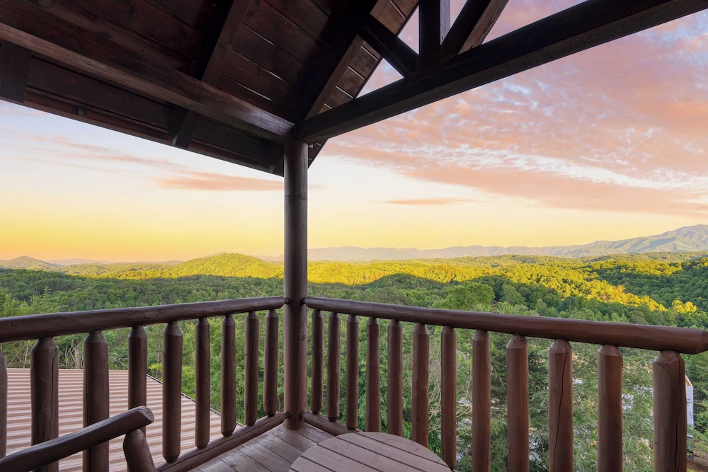 Luxury Cabin w/ Elevator, Theater & Hot Tub Near Dollywood Smoky Vista Lodge