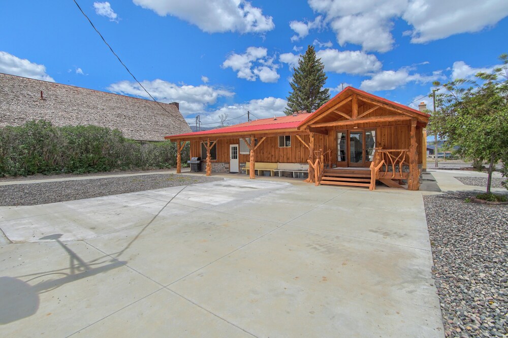 Group Getaway w/ Mtn Views: Home in Circleville!