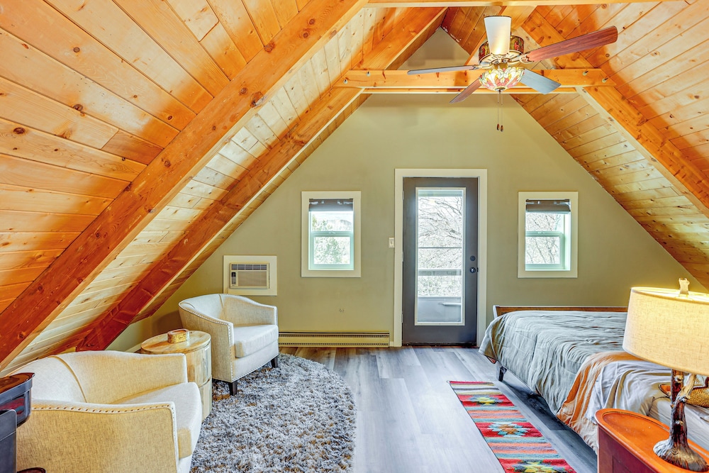 2 Mtn-view Decks + Natural Spring: Durango Retreat
