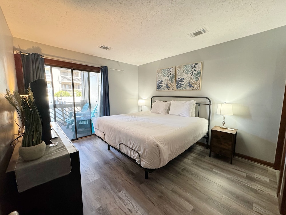 Spacious Modern Condo - 1st Floor - One Block to the Beach view 3