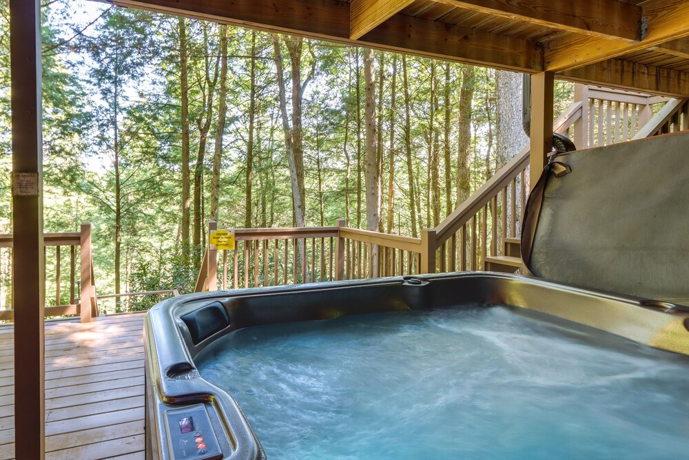 Luxe Fightingtown Creek Cabin: 2 King Suites & Spa view 3