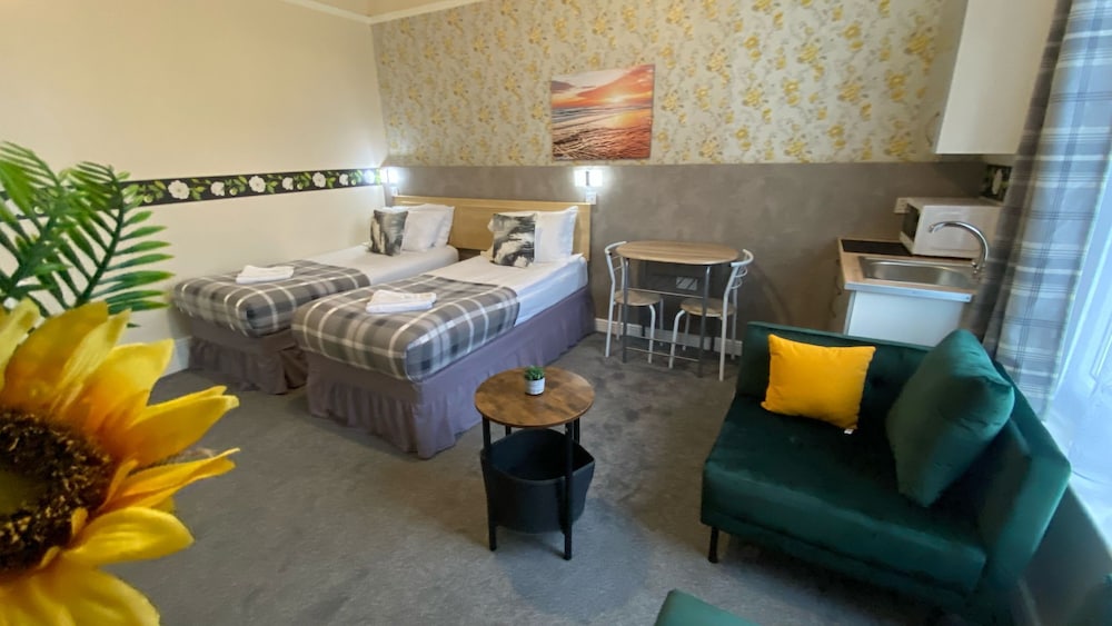 Spacious First-Floor Super King or Twin Studio Apartment with Free Parking