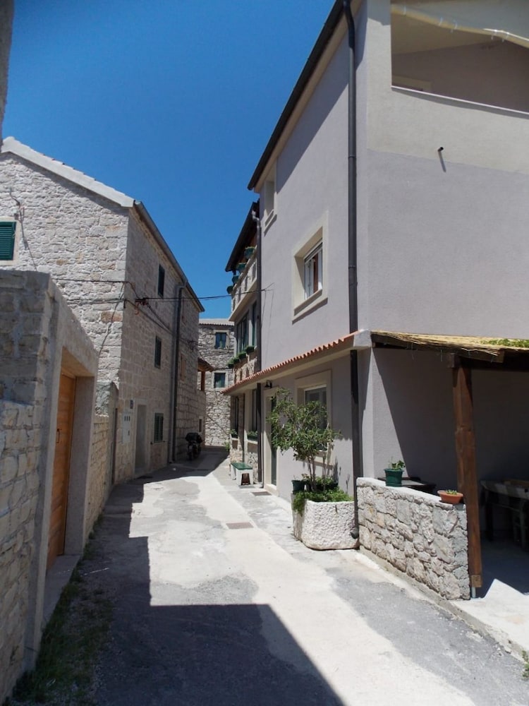 Vale - Central & 20m to the sea - A2