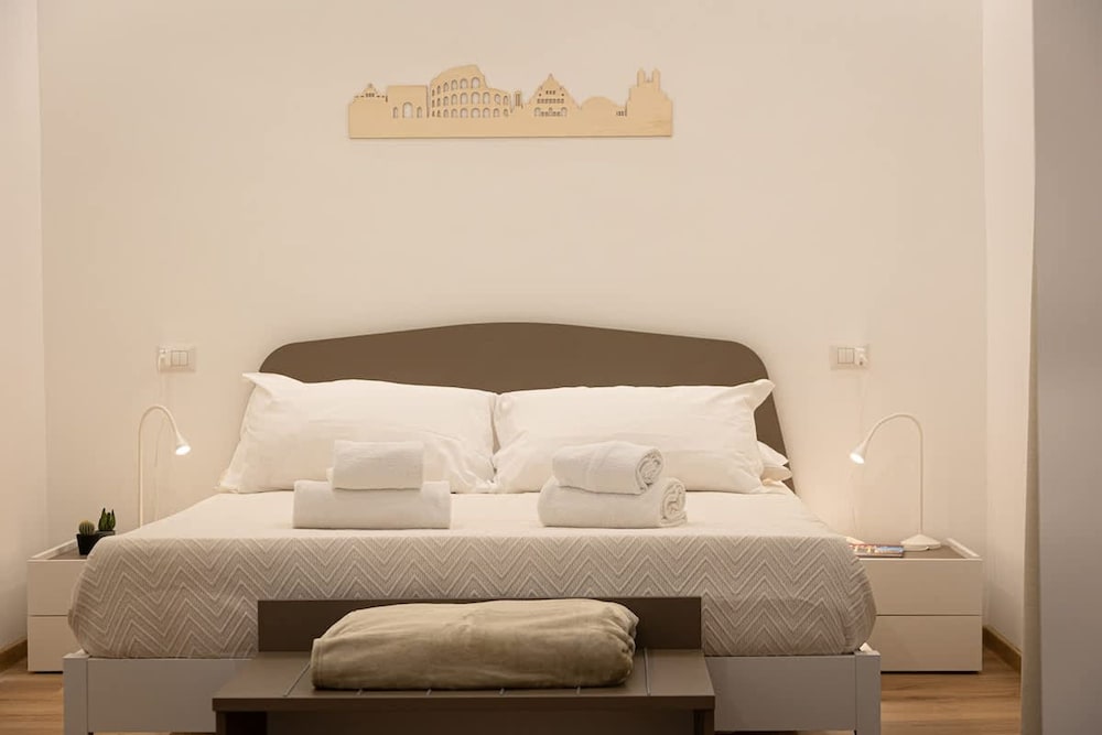 Colosseum Holidays - Three-bedroom Apartment