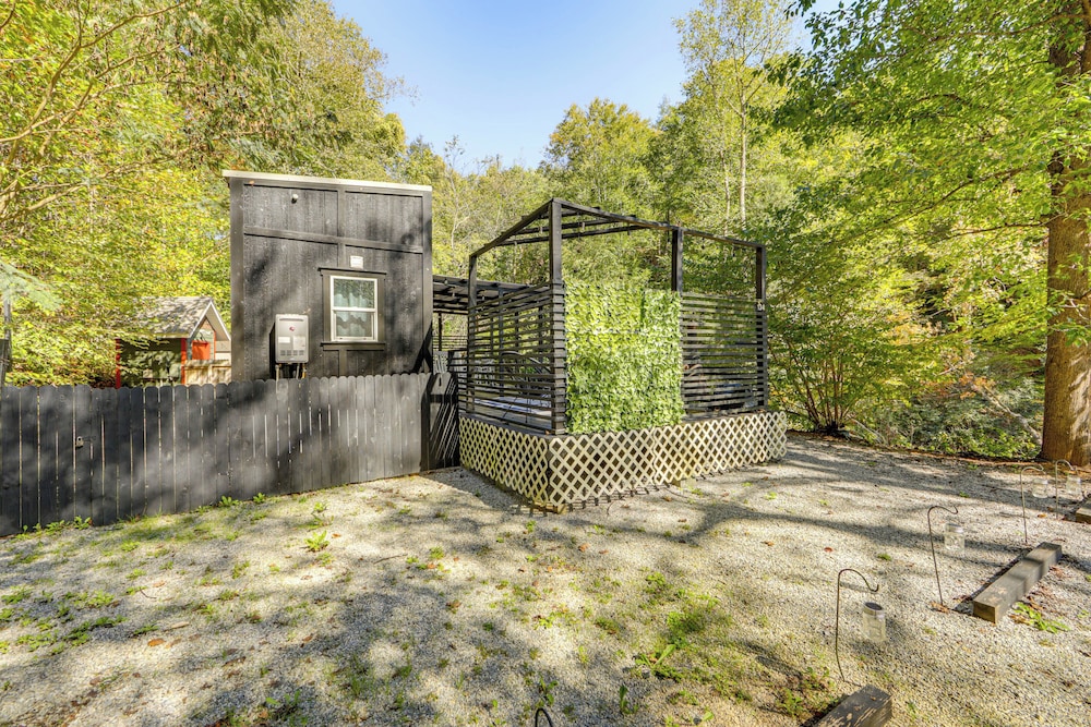 Blue Ridge Mountain Tiny Home: Escape to Nature!