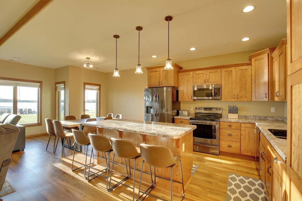 Game Room + Views: Family Retreat on Silver Lake