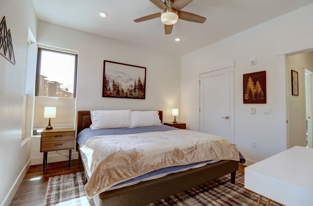 River West 515 2 Bedroom Condo