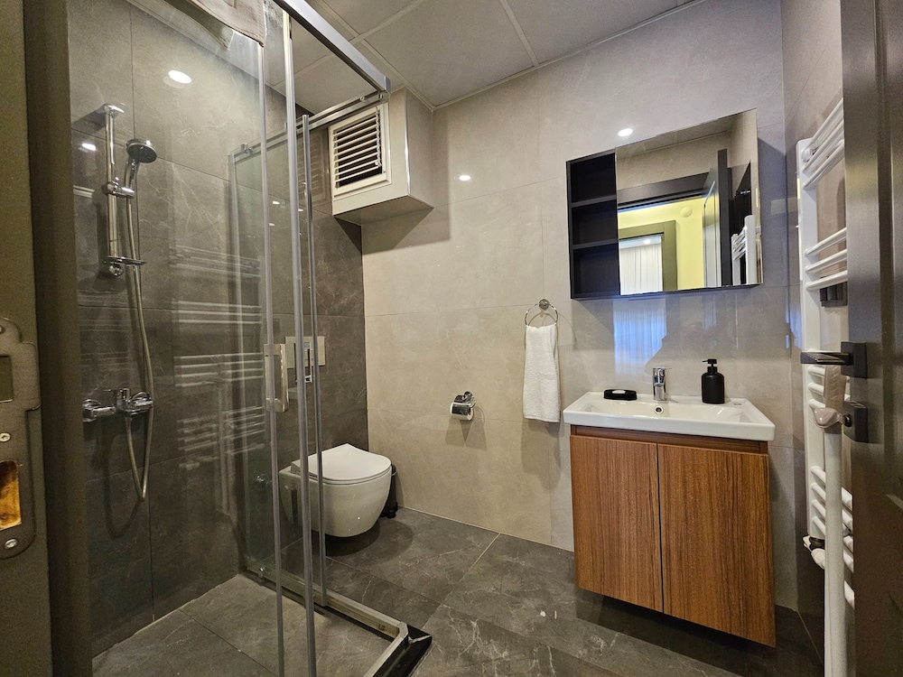 New Flat Large Living Space 2-5 Near By Lara Beach