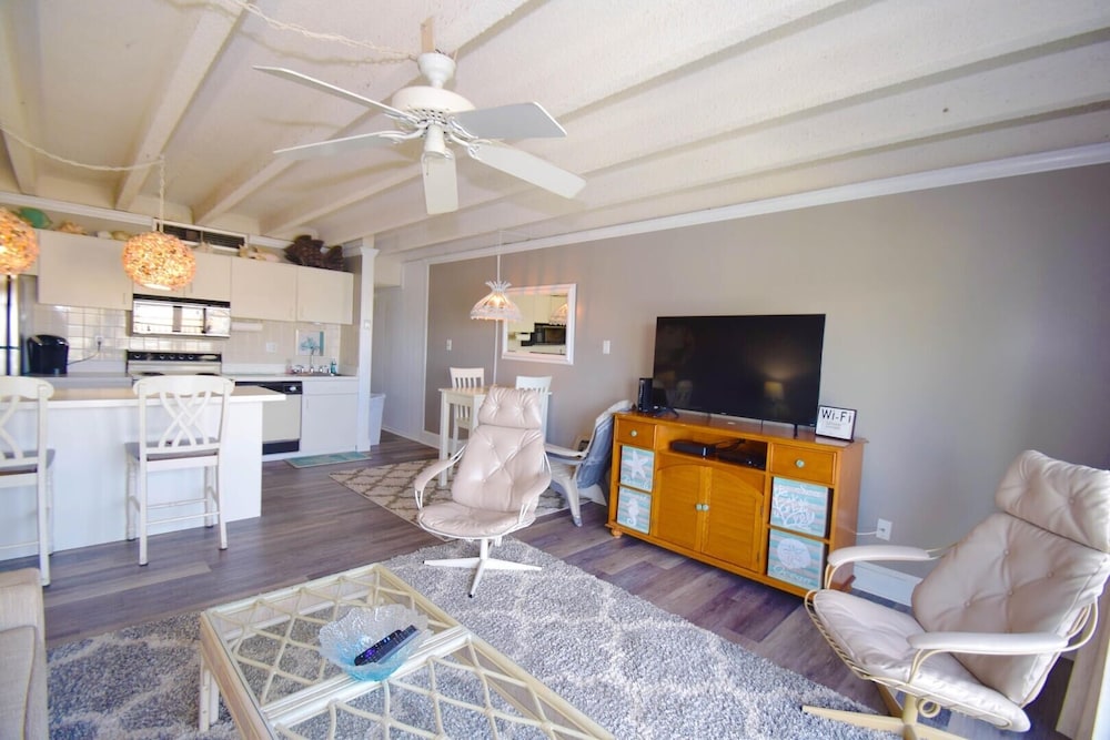 Jada 4H 1 Bedroom Condo by RedAwning view 5