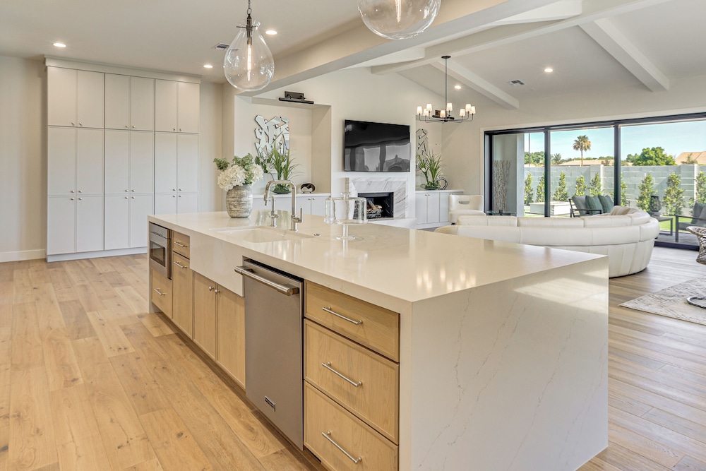 Near Golf - Gem w/ Funished Patio in Chandler!