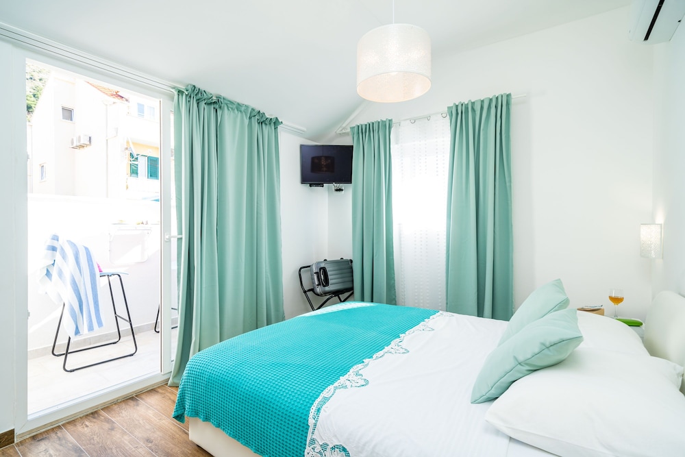 Jele Rooms