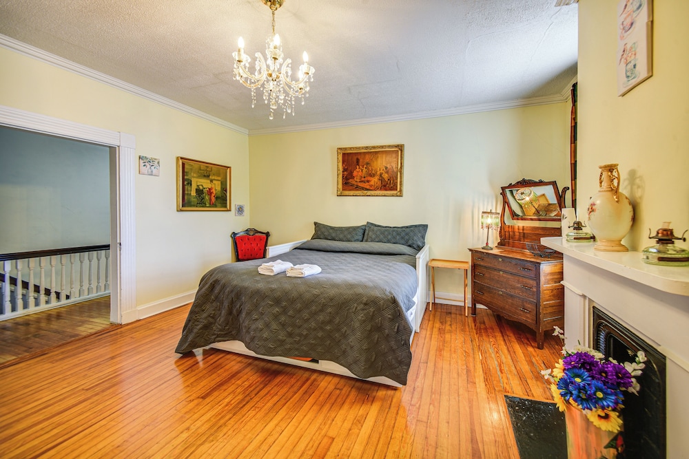 Historic Manor w/ Screened Porch in Elizabeth City