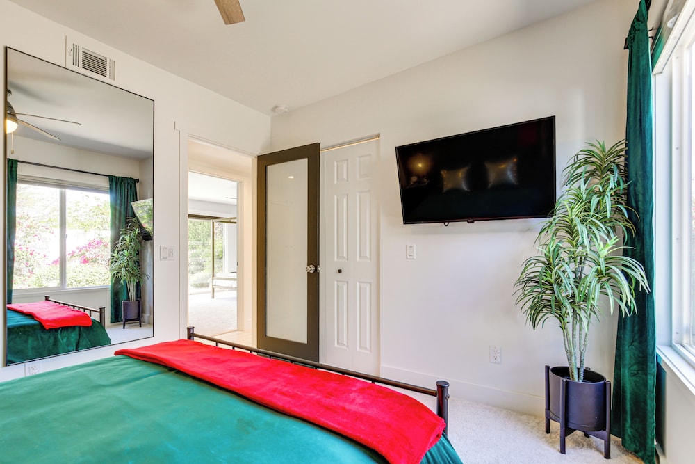 Mtn Views & Outdoor Oasis: Palm Springs Getaway
