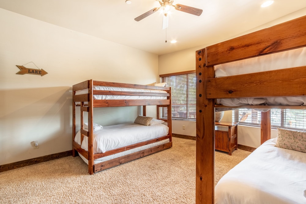 Lakefront Lodge by Avantstay Lakefront Cabin w Hot Tub