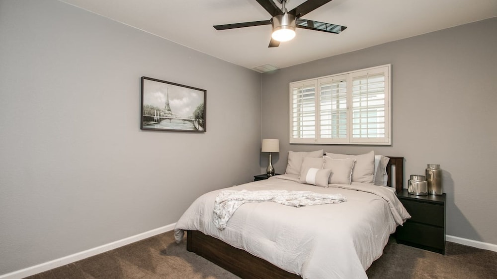 Modern Chic Old Town Scottsdale Home W/pool & Gym!