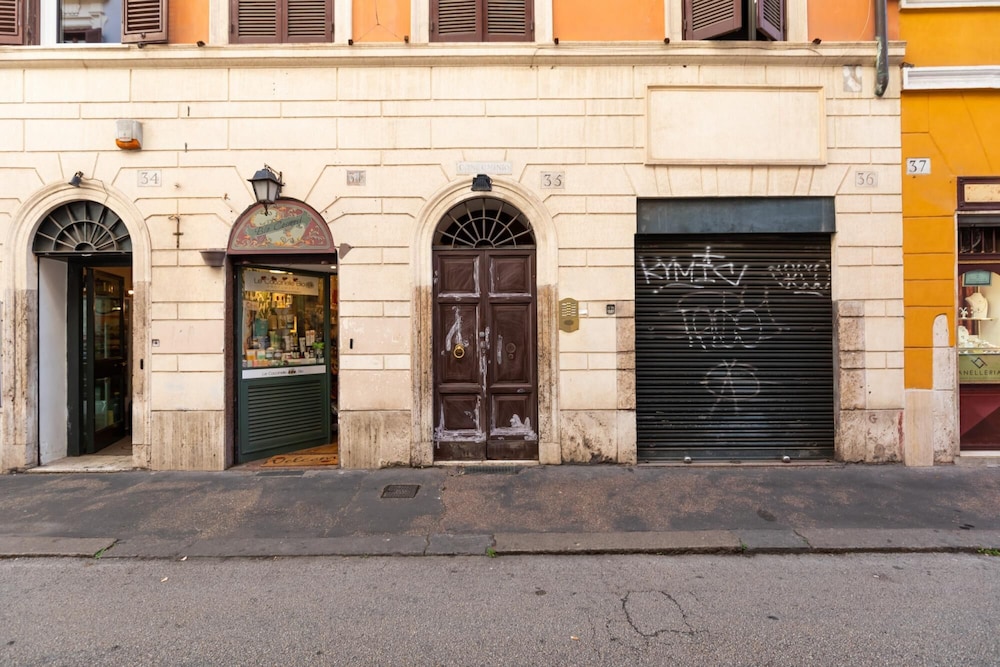 Campo de Fiori Large and Beautiful Apartment