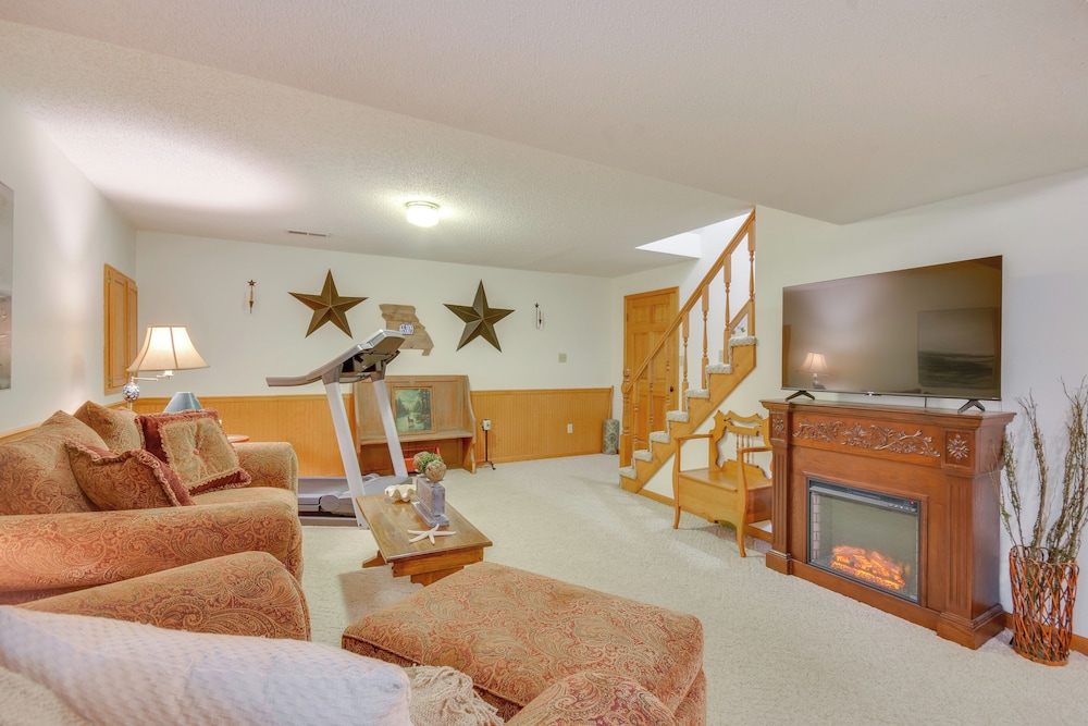 3 Mi to Dtwn Jefferson City: Family Home w/ Deck