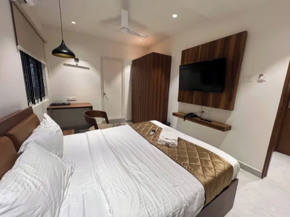 Fabhotel Serenity I