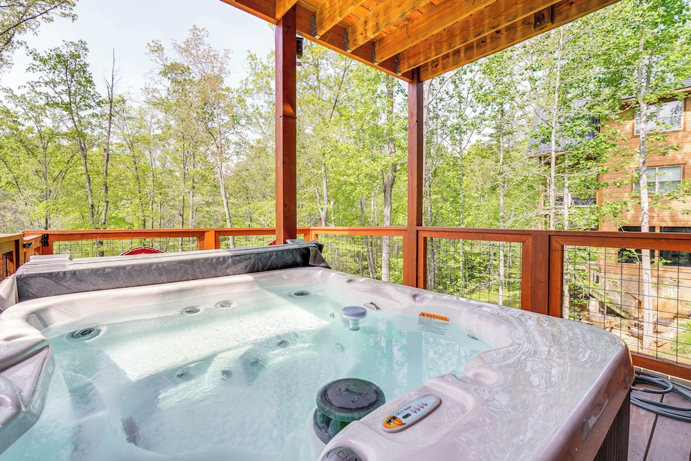 The Sporting Place: 5 Mi to Pigeon Forge Pkwy
